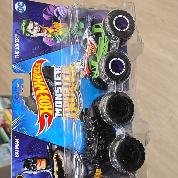 Hot Wheels Monster Trucks Batman vs Joker - Picture 5 of 5